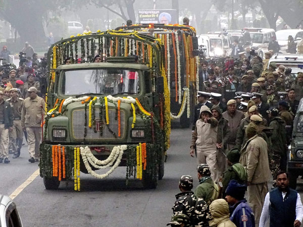 PM Modi pays his last respects to former PM Dr ManmohanSingh at Nigam Bodh Ghat