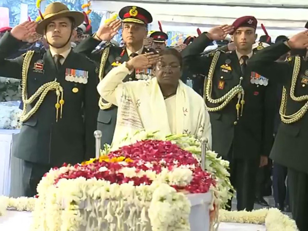 Last salute accorded to former PM Dr Manmohan Singh by President of India at Nigam Bodh Ghat Last salute accorded to former PM Dr Manmohan Singh by President of India at Nigam Bodh Ghat