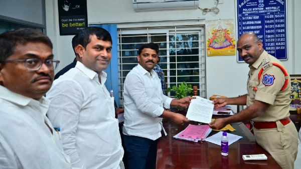 Telangana congress mlc teenmar mallanna complained to police against allu arjun on pushpa 2 scenes