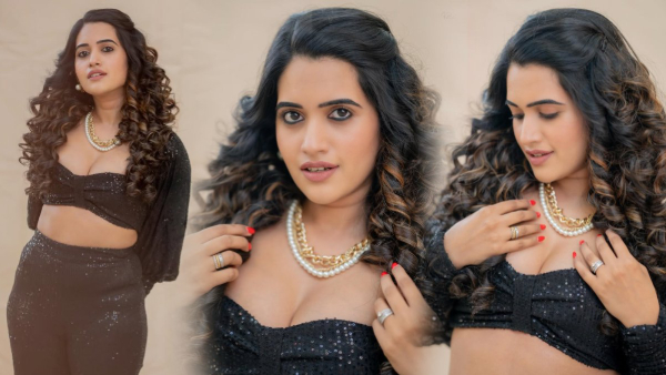Sravanthi Chokarapu Hot Cleavage Show in blACK