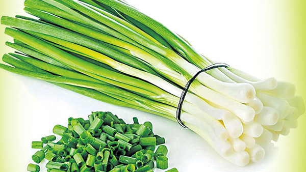 Amazing health benefits of eating onion leaves with food