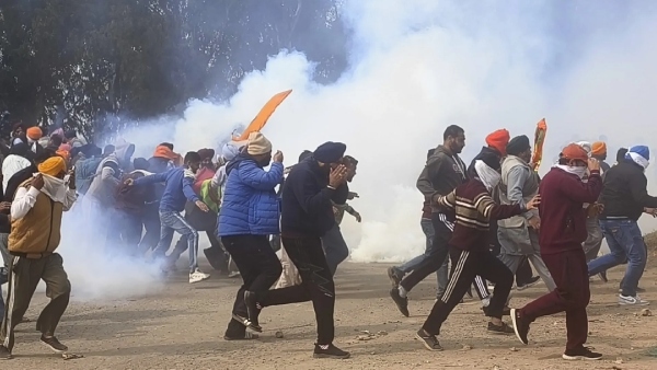 Police provided tea snacks and sprinkled flowers but once again used tear gas on farmers Police provided tea snacks and sprinkled flowers but once again used tear gas on farmers