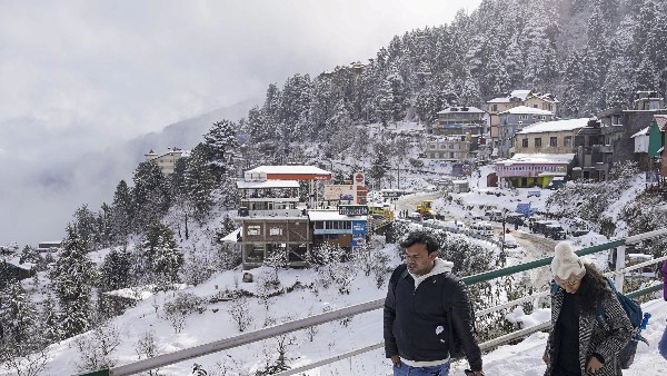 Cold Wave Dal Lake freezed as an intense cold gripped the Kashmir