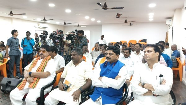 BJP High Command moving with big sketch to strengthen the party in AP new president to appoint