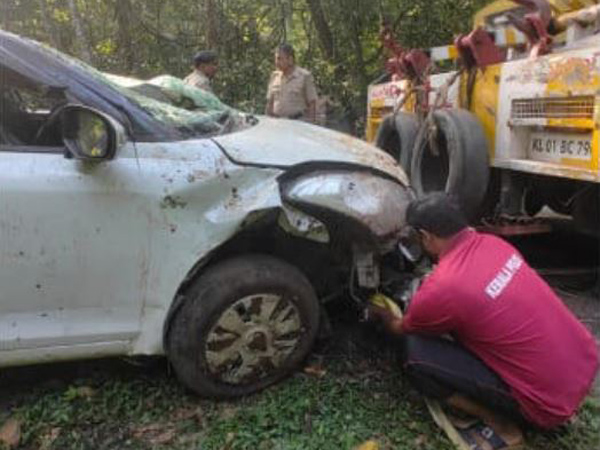 1 died and 5 others were injured while returning from Sabarimala as the car fell into a pit