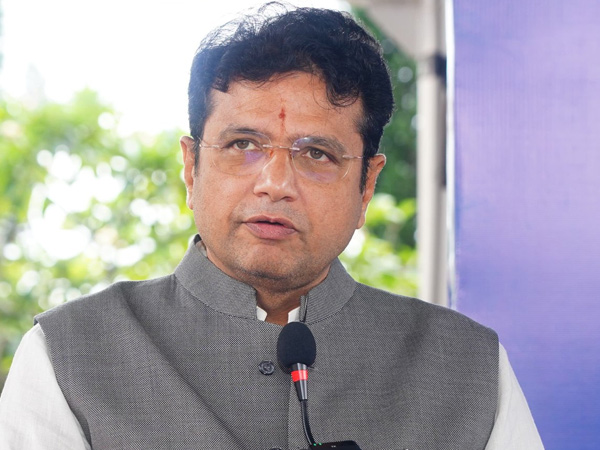 The state government has announced that it will provide Small rice to ration card holders