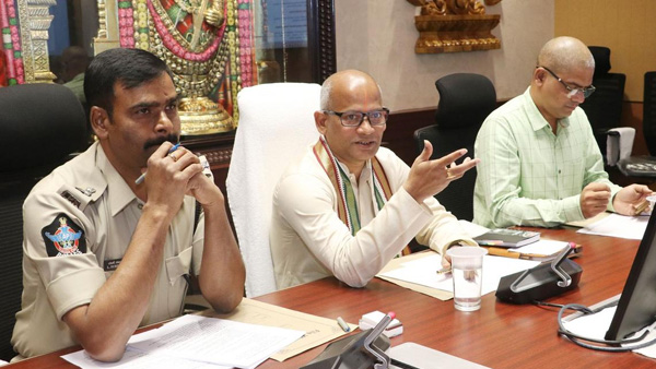 Vaikunta Ekadasi 2025 TTD AEO Venkaiah Chowdary reviewed on traffic management in Tirumala Vaikunta Ekadasi 2025 TTD AEO Venkaiah Chowdary reviewed on traffic management in Tirumala