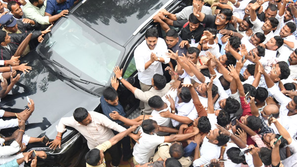 ys jagan mohan reddy first praja darbar in pulivendula after loosing power