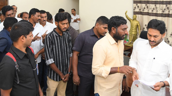shocker to former cm ys jagan in his pulivendula constituency public ask for bills clearance shocker to former cm ys jagan in his pulivendula constituency public ask for bills clearance