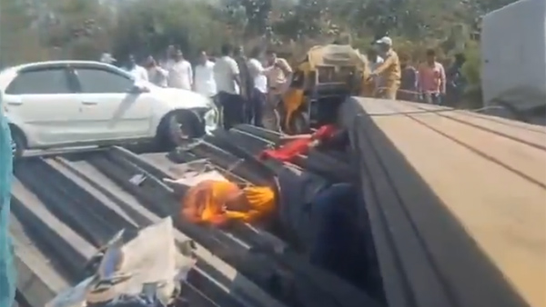 వరంగల్ లో మృత్యు శకటమైన ఇనుపరాడ్ల లారీ.. ఎంతమంది మృతి చెందారంటే! | Fatal  road accident in Warangal district.. Four dead, death toll likely to rise!  - Telugu Oneindia