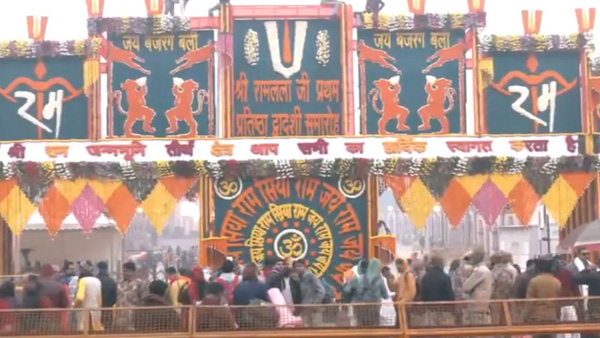 Ayodhya Ram temple 1st Pran Pratishtha Devotees offered prayers to Ram Lalla