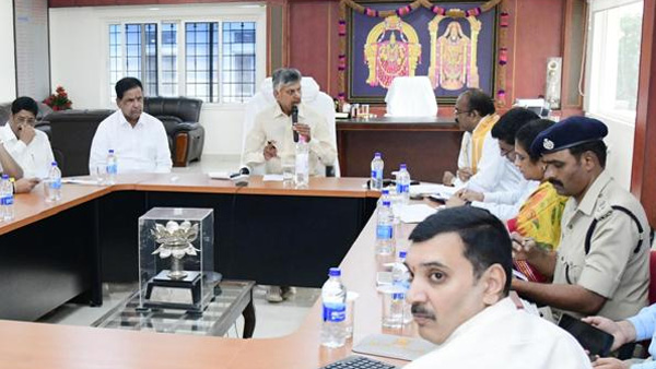 TTD Chairman Naidu and EO Shyamala Rao exchange of words in front of CM and Ministers becomes controversy