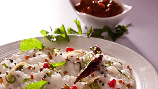 Do you eat raw onions in curd rice Know this points
