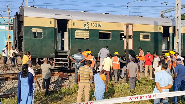Major accident was averted as 5 coaches of Villupuram to Puducherry passenger train was derailed Major accident was averted as 5 coaches of Villupuram to Puducherry passenger train was derailed