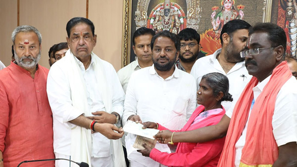 Tirupati Stampede incident TTD hands over ex-gratia cheques