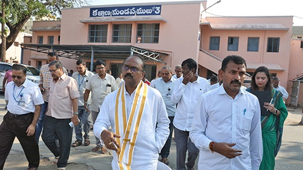 TTD EO Syamala Rao inspected the surroundings of Tiruchanoor temple TTD EO Syamala Rao inspected the surroundings of Tiruchanoor temple
