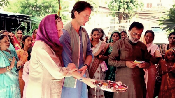 Sally Holkar American-Born Honored with Padma Shri for Contributions to Maheshwari Handloom Sally Holkar American-Born Honored with Padma Shri for Contributions to Maheshwari Handloom