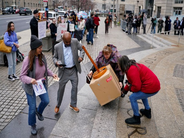 DOGE layoffs USAID workers take personal belongings from headquarters