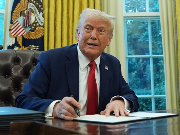Donald Trump Pauses Tariffs on Canada Mexico for 30 days