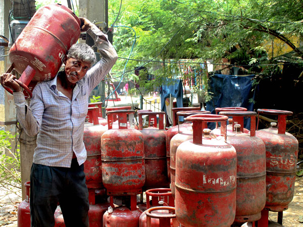 Prices of commercial LPG gas cylinders dropped by Rs 7 with effect from today