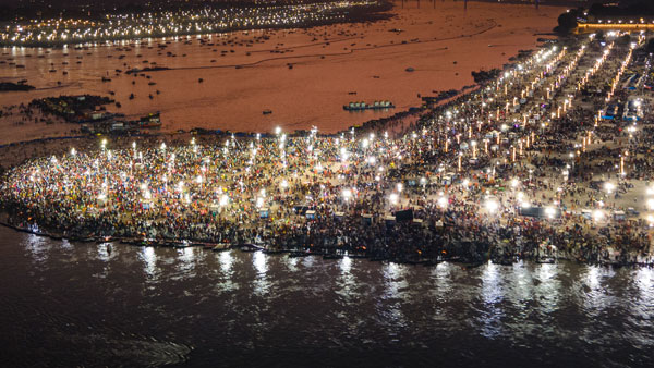 Mahakumbh 2025 Lakhs of devotees arrived Triveni Sangam for holy dip during Maghi Purnima