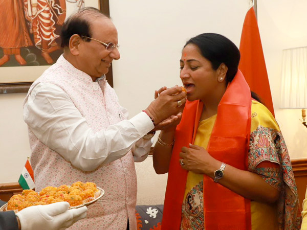 Delhi swearing-in ceremony Women to get Rs 2500 monthly aid by March 8 says Rekha Gupta Delhi swearing-in ceremony Women to get Rs 2500 monthly aid by March 8 says Rekha Gupta