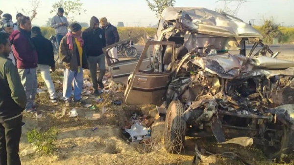 Tragic Collision in Prayag Raj 10 Dead 19 Injured in Bolero Car and Bus Crash Tragic Collision in Prayag Raj 10 Dead 19 Injured in Bolero Car and Bus Crash