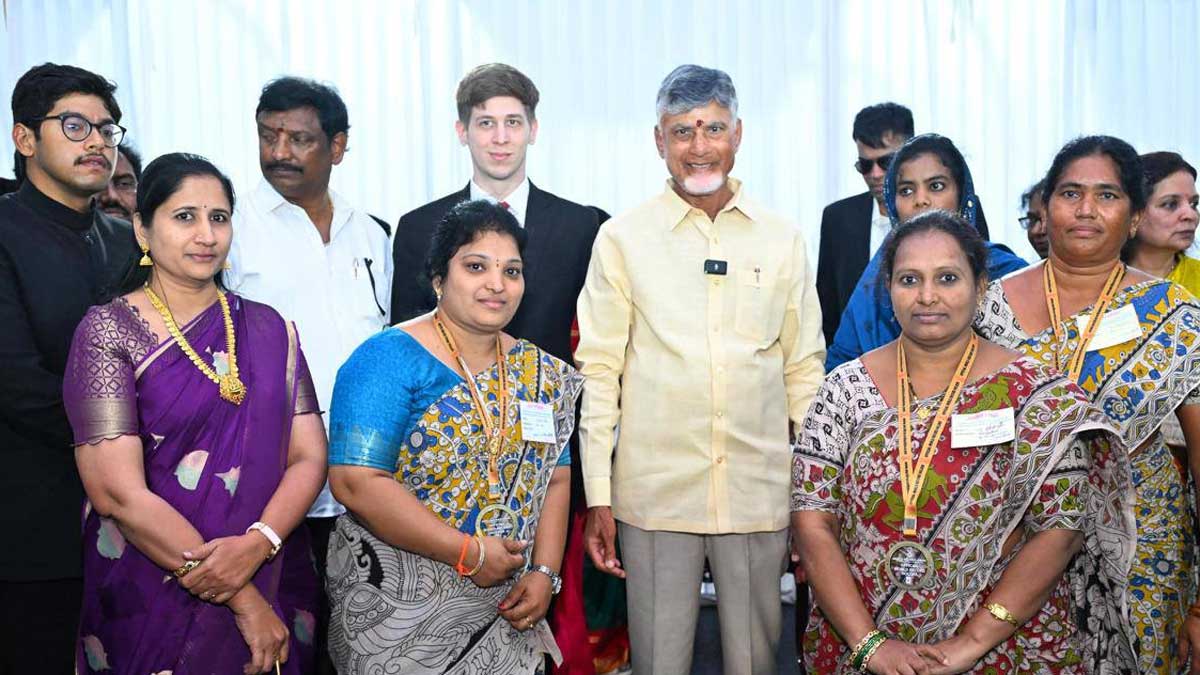 Women's Day: మహిళా ఉద్యోగులకు చంద్రబాబు కానుక..! Women's Day: మహిళా ఉద్యోగులకు చంద్రబాబు కానుక..!