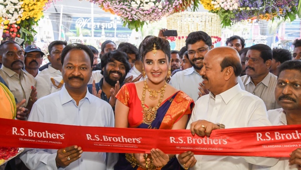 Actress Nidhi Agarwal openes RS Brothers 13th showroom in Attapur Hyderabad