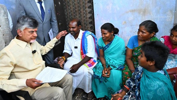 Chandrababu mocks ys jagan in pensions distribution event your all buttons equal to this scheme