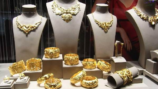 gold-prices-soar-past-rs-1-lakh-common-man-feels-the-heat-and-lets-check-today-gold-rate gold-prices-soar-past-rs-1-lakh-common-man-feels-the-heat-and-lets-check-today-gold-rate