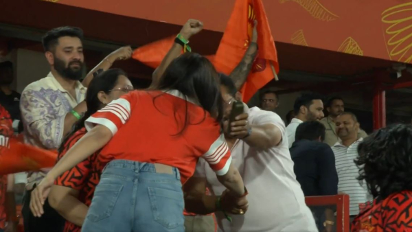 SRH vs Punjab Kings Kavya Maran congratulating Abhishek Sharma s parents after his ton