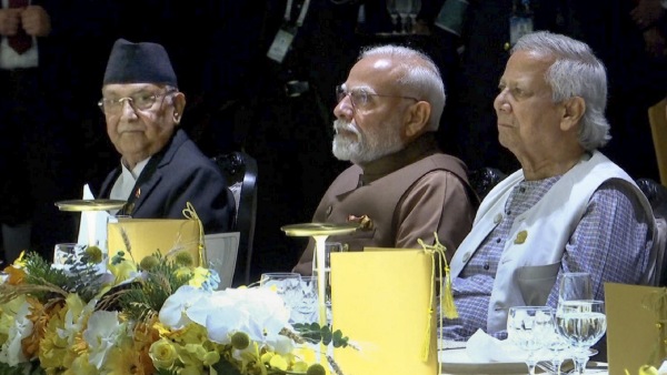 pm-modi-and-yunus-sit-together-at-bangkok-dinner-a-step-towards-india-bangladesh-dialogue pm-modi-and-yunus-sit-together-at-bangkok-dinner-a-step-towards-india-bangladesh-dialogue