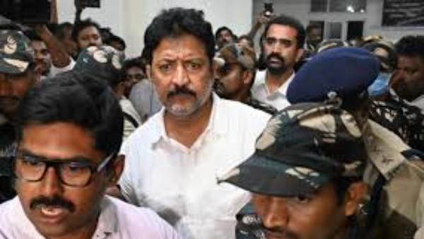 Court grants bail to YSRCP leader Vallabhaneni Vamsi Court grants bail to YSRCP leader Vallabhaneni Vamsi