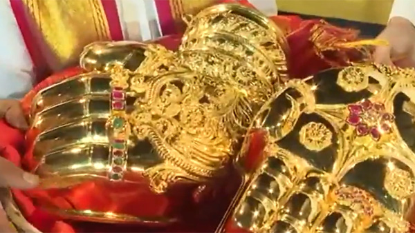 ipl-team-lsg-owner-sanjiv-goenka-donates-gold-ornaments-worth-7-cr-to-ttd ipl-team-lsg-owner-sanjiv-goenka-donates-gold-ornaments-worth-7-cr-to-ttd