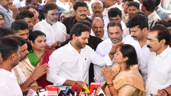 YS Jagan console to Slain Indian Army soldier Murali Naik and announced Rs 25 Lakh Compensation
