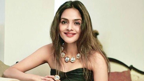 Star heroine forced to kiss lips with that hero Star heroine forced to kiss lips with that hero