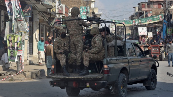 Suicide attack kills 13 soldiers in Pakistan Suicide attack kills 13 soldiers in Pakistan