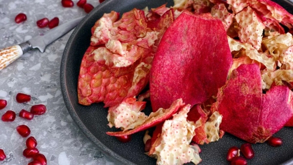 Are you throwing away pomegranate peel If you know these benefits you won t throw Are you throwing away pomegranate peel If you know these benefits you won t throw