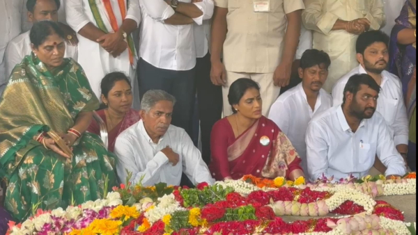 ys jagan and ys Sharmila separate tributes to late father ysr on birth anniversary in idupulapaya ys jagan and ys Sharmila separate tributes to late father ysr on birth anniversary in idupulapaya