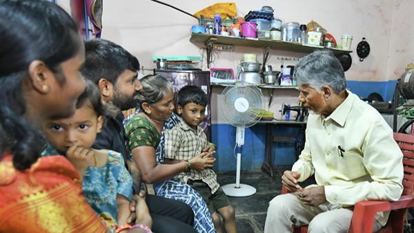Chandrababu distribute pension at home travelled to public meeting in beneficiary auto Chandrababu distribute pension at home travelled to public meeting in beneficiary auto