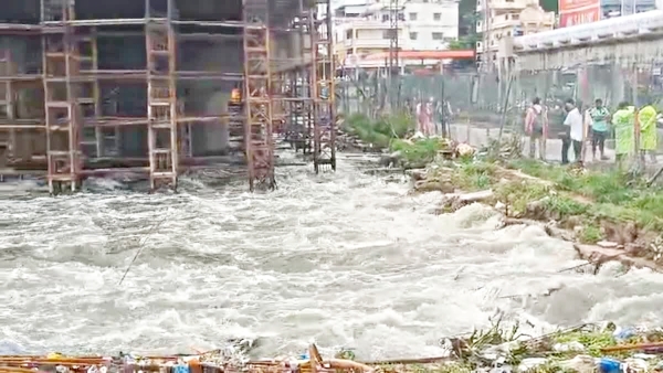 Musi River Flood Surge Moosarambagh Bridge Closed to Traffic Musi River Flood Surge Moosarambagh Bridge Closed to Traffic