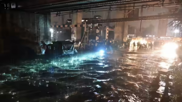 Hyderabad on High Alert Cloudburst Threat Brings 80-100 mm Rain Flooding Looms Hyderabad on High Alert Cloudburst Threat Brings 80-100 mm Rain Flooding Looms