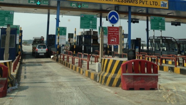 maharashtra-government-good-news-to-electric-vehicles-as-toll-free-at-toll-plazas maharashtra-government-good-news-to-electric-vehicles-as-toll-free-at-toll-plazas
