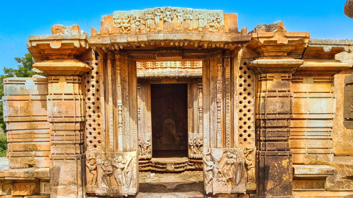 చరిత్రకు శ్రీకారం.. ధ్వంసమైన ఆలయాలకు పునరుజ్జీవం