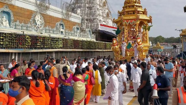 tirumala-devotees-protest-at-annamayya-bahavan-for-srivani-tickets-details-here