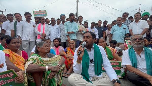 Former Minister Errabelli dayakar rao arrested in Rayaparthi Extreme tension in farmers dharna for urea Former Minister Errabelli dayakar rao arrested in Rayaparthi Extreme tension in farmers dharna for urea
