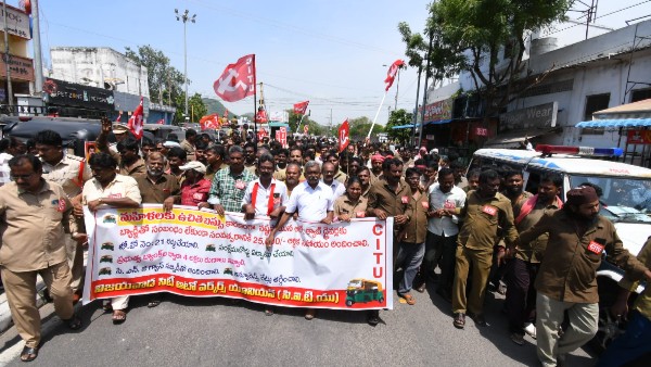 Auto Drivers Stage Massive Rally in Vijayawada Seeking Govt Aid amid Free Bus Scheme Auto Drivers Stage Massive Rally in Vijayawada Seeking Govt Aid amid Free Bus Scheme