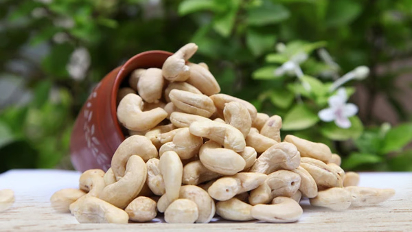 Can people with cholesterol problems eat cashew nuts Can people with cholesterol problems eat cashew nuts