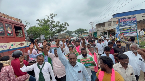 Former Minister Errabelli dayakar rao arrested in Rayaparthi Extreme tension in farmers dharna for urea Former Minister Errabelli dayakar rao arrested in Rayaparthi Extreme tension in farmers dharna for urea